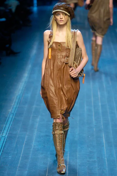 Look 16